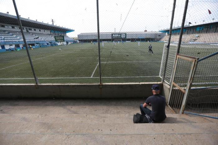  

PORTO ALEGRE, RS, BRASIL - 2017.09.13 - Na Copa Paulo SantAna, pouquíssimos torcedores vão ver o jogo. Na foto: São José x Aimoré em Porto Alegre (Passo DAreia). (Foto: ANDRÉ ÁVILA/ Agência RBS)