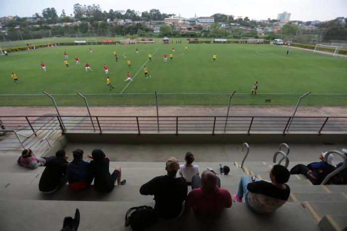  

ALVORADA, RS, BRASIL - 2017.09.13 - Na Copa Paulo SantAna, pouquíssimos torcedores vão ver o jogo. Na foto: Inter x Ypiranga em Alvorada (Morada dos Quero-Queros). (Foto: ANDRÉ ÁVILA/ Agência RBS)