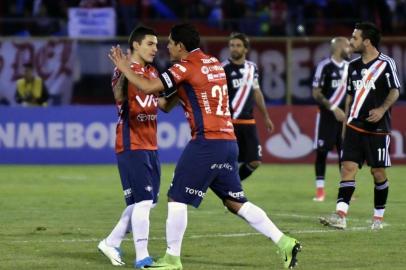 Edwar Zenteno (C), of Bolivias Wilstermann, celebrates after scoring against River Plate of Argentina, during their Copa Libertadores football match at Felix Capriles Stadium, in Cochabamba, Bolivia on September 14, 2017. / AFP PHOTO / AIZAR RALDES