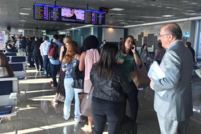 A foto de Geraldo Alckmin (PSDB) na fila do embarque no Aeroporto de Congonhas, em São Paulo, na terça-feira, rendeu 5,5 mil curtidas e 551 comentários na página do governador no Facebook, até o fim de tarde desta quinta-feira, 14. O número supera a modesta média de interações do tucano na rede social, que fica entre 400 e mil curtidas.