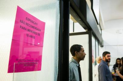  

PORTO ALEGRE, RS, BRASIL, 13-09-2017.  Abertura da exposição Projetos de Pesquisa em Fotografia Contemporânea no MAC-RS. O projeto teve como base dois temas: massa de cor, e o corpo humano. (FOTO ANDRÉA GRAIZ/AGÊNCIA RBS, REDE SOCIAL).
Indexador: Andrea Graiz