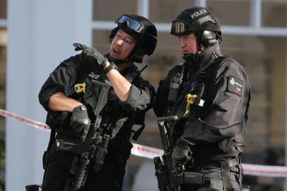  

Members of the emergency services work near Parsons Green underground tube station in west London on September 15, 2017, following an incident on an underground tube carriage at the station.
Police and ambulance services said they were responding to an "incident" at Parsons Green underground station in west London on Friday, following media reports of an explosion. A Metro.co.uk reporter at the scene was quoted by the paper as saying that a white container exploded on the train and passengers had suffered facial burns. / AFP PHOTO / Daniel LEAL-OLIVAS

Editoria: WAR
Local: London
Indexador: DANIEL LEAL-OLIVAS
Secao: transport accident
Fonte: AFP
Fotógrafo: STR