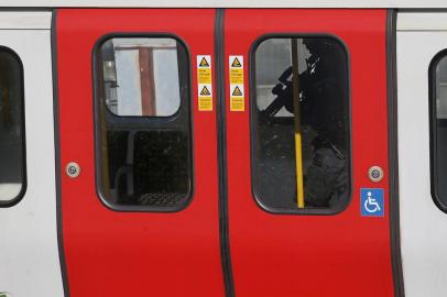  

Members of the emergency services work near Parsons Green underground tube station in west London on September 15, 2017, following an incident on an underground tube carriage at the station.
Police and ambulance services said they were responding to an incident at Parsons Green underground station in west London on Friday, following media reports of an explosion. A Metro.co.uk reporter at the scene was quoted by the paper as saying that a white container exploded on the train and passengers had suffered facial burns. / AFP PHOTO / Daniel LEAL-OLIVAS

Editoria: WAR
Local: London
Indexador: DANIEL LEAL-OLIVAS
Secao: transport accident
Fonte: AFP
Fotógrafo: STR