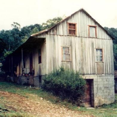 Casa centenária que abrigou a Família Bisol no lote 64º do Travessão Solferino / Acervo da Família Bisol