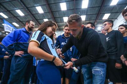 Arthur, do Grêmio, dá autógrafo para fãs no dia em que foi convocado por tite para a seleção brasilera