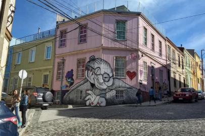 Casas coloridas e grafites nas ruas do Cerro Concepción, em Valparaíso, Chile.