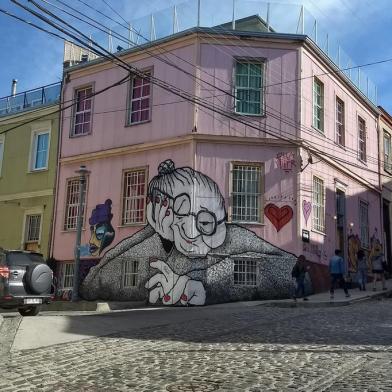 Casas coloridas e grafites nas ruas do Cerro Concepción, em Valparaíso, Chile.