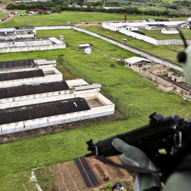 Passadas as fases de testes, que duraram cerca de 30 dias, começou a funcionar no início de julho o sistema de bloqueio no Complexo Prisional Francisco dOliveira Conde (FOC) e na unidade de segurança máxima Antônio Amaro Alves, em Rio Branco, no Acre, que concentram 70% da população carcerária do Estado. Juntas, elas estão em uma área total de 113 mil metros quadrados distantes 300 metros de vilas da capital. Para o diretor-presidente do Instituto de Administração Penitenciária, Martín Fillus Hessel, o investimento de R$ 172 mil mensais só gerou resultados positivos.
_ Durante a fase de testes, alguns celulares continuavam funcionando, houve mudança de tecnologia das operadoras, mas a resposta da empresa contratada foi imediata. Com os ajustes, deixamos todos os presos no escuro sem interferir no entorno _ explicou.
Assim como no Rio Grande do Sul, lá os presos ordenavam execuções, roubos e estruturavam suas organizações de dentro do sistema. 
_ Melhorou consideravelmente. Ainda não temos dados estatísticos, mas percebemos a diminuição dos assassinatos cometidos por ordens de presos. Claro, que os recados ainda chegam às ruas pelas visitas, advogados, mas parece ter reduzido.
O Ministério Público instaurou, em julho ainda, um inquérito civil público para apurar denúncias sobre possíveis falhas no início da operação. O promotor de justiça responsável pelo inquérito e coordenador do Grupo de Atuação Especial de Combate ao Crime Organizado (Gaeco), Bernardo Fiterman Albano, classificou os problemas como ajustes de sintonia fina.  
_ Correções foram feitas e agora está funcionando muito bem. Nosso setor de inteligência identificou que conseguimos dificultar muito a comunicação dos presos. Antes, a gente prendia, mas eles continuavam ordenando da mesma forma de dentro dos presídios.