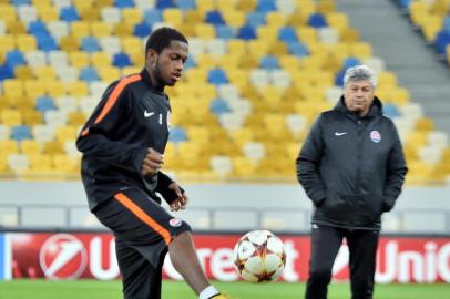 FC Shakhtar players train in Lviv on November 4, 2014, on the eve of a UEFA Champions League Group H football match against FC Bate in Lviv. AFP PHOTO/ SERGEI SUPINSKY