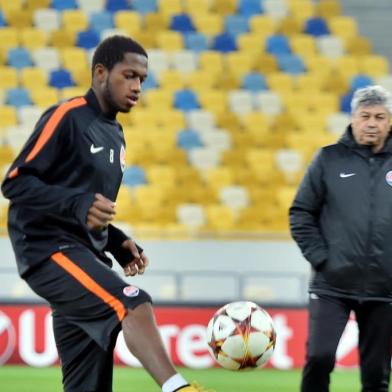 FC Shakhtar players train in Lviv on November 4, 2014, on the eve of a UEFA Champions League Group H football match against FC Bate in Lviv. AFP PHOTO/ SERGEI SUPINSKY