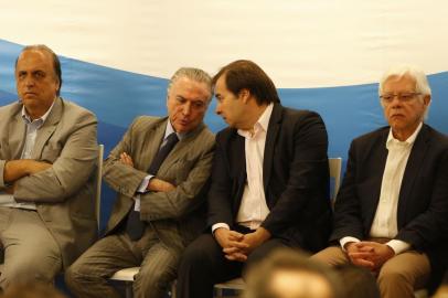  

Rio de Janeiro - O presidente Michel Temer, o governador Luiz Fernando Pezão e o presidente da Câmara dos Deputados, Rodrigo Maia, participam da inauguração do centro de radiocirurgia do Instituto Estadual do Cérebro, no centro do Rio (Tânia Rêgo/Agência Brasil)