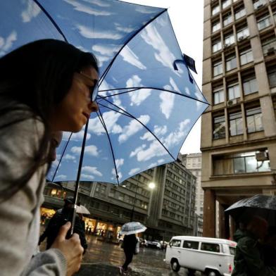  

PORTO ALEGRE, RS, BRASIL, 1-09-2017. Chuva em Porto Alegre. Centro. (CARLOS MACEDO/AGÊNCIA RBS)