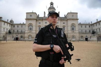  

An armed police officer stands guard outside the Horse Guards Parade in central London on September 16, 2017. 

British police arrested an 18-year-old man on September 16, 2017, in connection to their investigation into the bombing on a packed London Underground train, which injured 30 people. / AFP PHOTO / Chris J Ratcliffe

Editoria: WAR
Local: London
Indexador: CHRIS J RATCLIFFE
Secao: act of terror
Fonte: AFP
Fotógrafo: STR