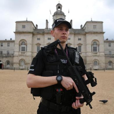  

An armed police officer stands guard outside the Horse Guards Parade in central London on September 16, 2017. 

British police arrested an 18-year-old man on September 16, 2017, in connection to their investigation into the bombing on a packed London Underground train, which injured 30 people. / AFP PHOTO / Chris J Ratcliffe

Editoria: WAR
Local: London
Indexador: CHRIS J RATCLIFFE
Secao: act of terror
Fonte: AFP
Fotógrafo: STR