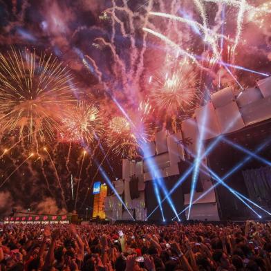  

Spectators at the World Stage watch fireworks go off on the first day of Rock in Rio, in Rio de Janeiro, Brazil, on September 15, 2017. 
Running for seven days in all -- Friday through Sunday and then September 21 to 24 -- Rock in Rio is being welcomed by the city as a chance to put the huge facilities built for the 2016 Olympic Games back in use. They have hosted only sporadic events since the Olympics ended in August of that year. While Brazil is only starting to emerge from a painful recession, the 700,000 tickets to the event sold out months ago and city hotels are hoping to be nearly full, reversing a prolonged post-Olympic slump. / AFP PHOTO / Apu Gomes

Editoria: ACE
Local: Rio de Janeiro
Indexador: APU GOMES
Secao: music
Fonte: AFP
Fotógrafo: STF