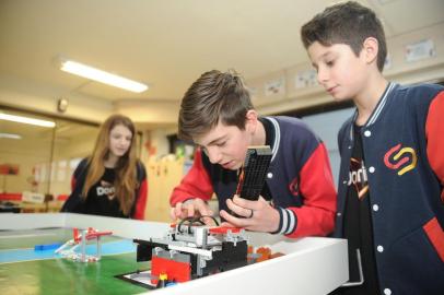  CAXIAS DO SUL, RS, BRASIL, 14/09/2017. A quarta edição dos Jogos Robóticos, promovido pela Rede Caminho do Saber, de Caxias do Sul, deve atrair cerca de 600 pessoas nesse sábado, 16 de setembro.Maria Eduarda Schiavo Romcy, 13 anos, 8º ano,  Lorenzo Canton, 13 anos, 8º ano, e Júlio Cesar Pellizzari, 13 anos, 8º ano, formam a equipe Doritos. Um dos percursos possui provas relacionadas aos quatro elementos. (Diogo Sallaberry/Agência RBS)