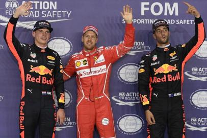  

Ferraris German driver Sebastian Vettel (C) waves after securing pole position beside Red Bulls Dutch driver Max Verstappen (L) and Red Bulls Australian driver Daniel Ricciardo after the qualifying session of the Formula One Singapore Grand Prix in Singapore on September 16, 2017.  / AFP PHOTO / Mohd RASFAN

Editoria: SPO
Local: Singapore
Indexador: MOHD RASFAN
Secao: motor racing
Fonte: AFP
Fotógrafo: STR