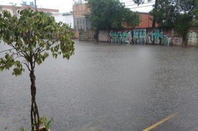  

PORTO ALEGRE, RS, BRASIL, 16-09-2017. Alagamentos em Porto Alegre. Fotos da Big Festa alagada na rua Dona Sebastiana, no bairro São João. (ARQUIVO PESSOAL)