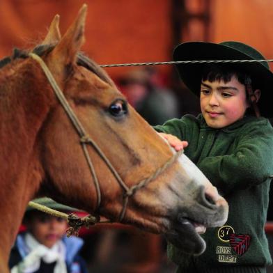  CAXIAS DO SUL, RS, BRASIL, 15/09/2017. Tradicionalismo. Gabriel Cardoso, 8 anos, está no acampamento farroupilha, no Pavilhões da Festa da Uva. Na foto, junto da cancha de rodeios. Ele está aproveitando a Semana Farroupilha junto com seu pai, Ricardo Cardoso. (Porthus Junior/Agência RBS)