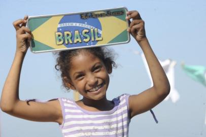 O movimento Rio de Paz, filiado ao Departamento de Informação Pública da ONU, realiza manifestação chamada Favela na praia, durante a Conferência Rio+20, visando o combate à desigualdade social, à fome e à miséria no mundo