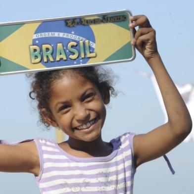 O movimento Rio de Paz, filiado ao Departamento de Informação Pública da ONU, realiza manifestação chamada Favela na praia, durante a Conferência Rio+20, visando o combate à desigualdade social, à fome e à miséria no mundo