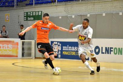 Foto de um lance de Minas x ACBF, em Belo Horizonte, pelas oitavas de final da Liga Nacional de Futsal. Na foto, o ala Di Maria (E).