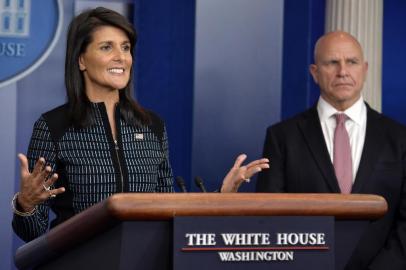  

White House National Security Adviser H.R. McMaster (R) looks on as UN Ambassador Nikki Haley speaks during the daily press briefing at the White House, September 15, 2017, in Washington, DC. / AFP PHOTO / Mike Theiler

Editoria: POL
Local: Washington
Indexador: MIKE THEILER
Secao: politics (general)
Fonte: AFP
Fotógrafo: STR