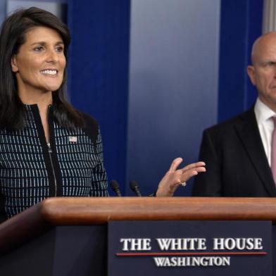  

White House National Security Adviser H.R. McMaster (R) looks on as UN Ambassador Nikki Haley speaks during the daily press briefing at the White House, September 15, 2017, in Washington, DC. / AFP PHOTO / Mike Theiler

Editoria: POL
Local: Washington
Indexador: MIKE THEILER
Secao: politics (general)
Fonte: AFP
Fotógrafo: STR