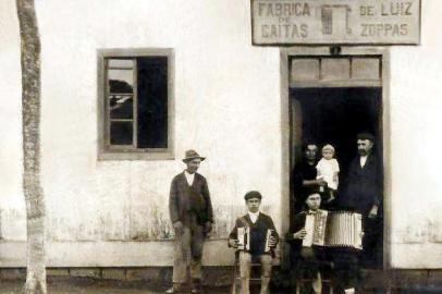  

Fábrica de gaitas de Luiz Zoppas  na colônia de Conde dEu, atual Garibaldi.