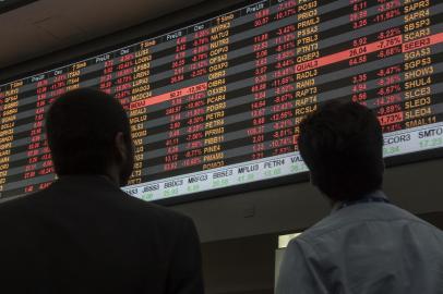  SÃO PAULO, SP, BRASIL, 18/05/2017. Vista da Bolsa de Valores BM&F Bovespa, na região central de São Paulo, nesta quinta feira, 18. O principal índice da bolsa paulista retomou o pregão e opera em forte queda nesta quinta-feira (18), após ter os negócios interrompidos pelo circuit breaker, um mecanismo de controle de variação dos índices. A queda acontece após as denúncias envolvendo o presidente Michel Temer.Visitors look at an electronic board at the Sao Paulo Stock Exchange (B3), in Sao Paulo, Brazil, on May 18, 2017.Brazilian financial markets plummeted on opening Thursday in the wake of a bombshell report that President Michel Temer approved paying hush money to a corrupt politician. The real fell 5.46 percent against the dollar to 3.315, down from 3.134 at closing Wednesday, CMA consultants said. / AFP PHOTO / Nelson ALMEIDAEditoria: FINLocal: Sao PauloIndexador: NELSON ALMEIDASecao: foreign exchange marketFonte: AFPFotógrafo: STF