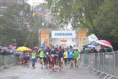 Foto da largada da Meia Maratona de Caxias do Sul