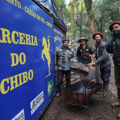  CAXIAS DO SUL, RS, BRASIL, 17/09/2017. Grande público visita o Acampamento Farroupilha nos Pavilhões da Festa da Uva, em Caxias do Sul, no domingo. Luciano Reis, 41, serralheiro; Éder Cunha, 34, metalúrgico; Everton Correa, 29, ginete; e Valmir Santos (Didu), 30, metalúrgico, fazem parte do acampamento Parceria do Chibo, de Santana do Livramento. Eles acampam há 6 anos no mesmo lugar dos Pavilhões da Festa da Uva. (Diogo Sallaberry/Agência RBS)