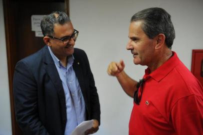  CAXIAS DO SUL, RS, BRASIL, 07/04/2017. Reunião do PDT com a presença do ex-prefeito de Canoas, Jairo Jorge, o ex-prefeito de Caxias, Alceu Barbosa Velho e o vereador Rafael Bueno. Na foto, Jairo Jorge (E) e Alceu (D). (Felipe Nyland/Agência RBS)