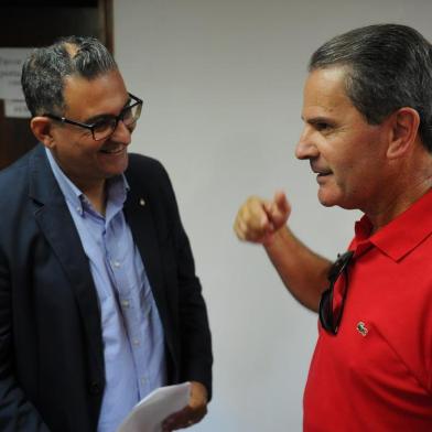  CAXIAS DO SUL, RS, BRASIL, 07/04/2017. Reunião do PDT com a presença do ex-prefeito de Canoas, Jairo Jorge, o ex-prefeito de Caxias, Alceu Barbosa Velho e o vereador Rafael Bueno. Na foto, Jairo Jorge (E) e Alceu (D). (Felipe Nyland/Agência RBS)