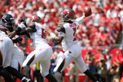 Chicago Bears v Tampa Bay Buccaneers

TAMPA, FL - SEPTEMBER 17: Quarterback Jameis Winston #3 of the Tampa Bay Buccaneers throws a pass during the first quarter of an NFL football game against the Chicago Bears on September 17, 2017 at Raymond James Stadium in Tampa, Florida.   Brian Blanco/Getty Images/AFP

Editoria: SPO
Local: Tampa
Indexador: Brian Blanco
Secao: American Football
Fonte: GETTY IMAGES NORTH AMERICA
Fotógrafo: STR