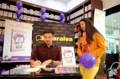  CAXIAS DO SUL, RS, BRASIL, 147/09/2017. Fila de fãs para sessão de autógrafos do escritor Pedro Guerra, que lança seu novo livro, ¿Como Eu Imagino Você¿, na Megastore da Saraiva, no Shopping Iguatemi Caxias. (Diogo Sallaberry/Agência RBS)