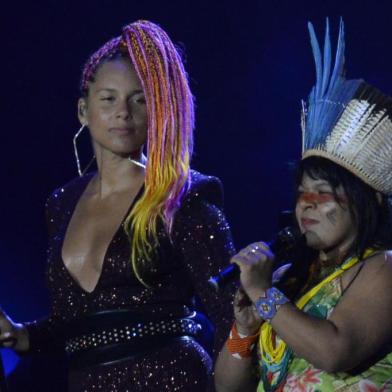 Alicia Keys e a líder indígena Sônia Guajajara