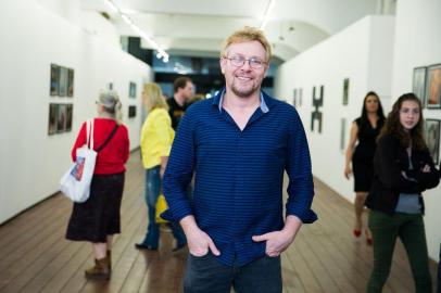  

PORTO ALEGRE, RS, BRASIL, 13-09-2017.   Fábio André Rheinheimer, curador. Abertura da exposição Projetos de Pesquisa em Fotografia Contemporânea no MAC-RS. O projeto teve como base dois temas: massa de cor, e o corpo humano. (FOTO ANDRÉA GRAIZ/AGÊNCIA RBS, REDE SOCIAL).
Indexador: Andrea Graiz