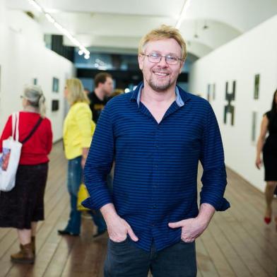  

PORTO ALEGRE, RS, BRASIL, 13-09-2017.   Fábio André Rheinheimer, curador. Abertura da exposição Projetos de Pesquisa em Fotografia Contemporânea no MAC-RS. O projeto teve como base dois temas: massa de cor, e o corpo humano. (FOTO ANDRÉA GRAIZ/AGÊNCIA RBS, REDE SOCIAL).
Indexador: Andrea Graiz