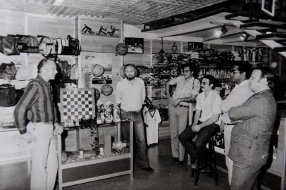  CAXIAS DO SUL, RS, BRASIL (14/09/2017) Xadrez no Clube Juvenil.  NA FOTO, RAUL FEDRIZZI, PATROCINADOR DOS TORNEIOS  DE XADREZ, FALA COM OS CAMPEÕES EM  03/09/1982.  (Roni Rigon/Pioneiro).