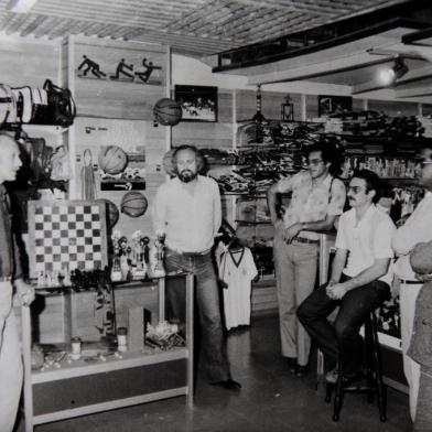  CAXIAS DO SUL, RS, BRASIL (14/09/2017) Xadrez no Clube Juvenil.  NA FOTO, RAUL FEDRIZZI, PATROCINADOR DOS TORNEIOS  DE XADREZ, FALA COM OS CAMPEÕES EM  03/09/1982.  (Roni Rigon/Pioneiro).