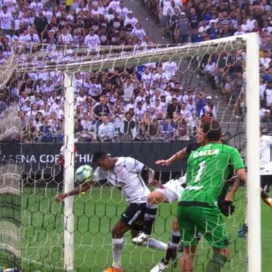 O atacante Jô, do Corinthians, marca gol irregular com a mão no jogo contra o Vasco no Itaquerão pela 24ª rodada do Brasileirão.