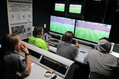 A CBF colocará o Árbitro de Vídeo (AV) em prática, mais uma vez, no Campeonato Pernambucano. O jogo Salgueiro x Sport, que decidirá a competição nesta quarta-feira (28), contará com o recurso e toda a estrutura necessária. A realização conta com o apoio institucional da Federação Pernambucana de Futebol (FPF), que vem participando do processo do AV há mais de um ano.