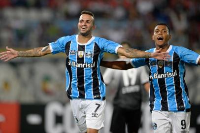  

Michel Santos (R) of Brazils Gremio, vies for the ball with Luis Vargas of Venezuelas Zamora, during their Copa Libertadores 2017 football match held at the Carolina stadium, in Barinas, Venezuela, on March 9, 2017. / AFP PHOTO / FEDERICO PARRA

Editoria: SPO
Local: Barinas
Indexador: FEDERICO PARRA
Secao: sports event
Fonte: AFP
Fotógrafo: STR