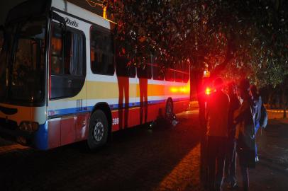  CAXIAS DO SUL, RS, BRASIL 18/09/2017Uma mulher de 29 anos morreu em um acidente no bairro Desvio Rizzo, em Caxias do Sul, por volta das 18h desta segunda-feira (18). De acordo com informações da Brigada Militar, o motorista de um ônibus trafegava pela Rua Alexandre Zattera quando colidiu com uma motocicleta Honda Biz 125 que vinha pela Rua Romano Zattera. A condutora da moto não teria respeitado a placa de pare do cruzamento. Ela chegou a ser socorrida pelo SAMU, mas morreu a caminho do Pronto Atendimento 24h. (Felipe Nyland/Agência RBS)