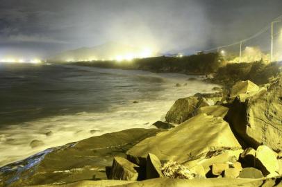  

Maré alta no praia do Morro das Pedras, a força das ondas que invadiram a faixa de areia fizeram com que a prefeitura interditasse parte da pista na estrada.