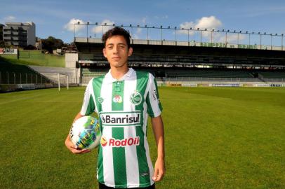  

CAXIAS DO SUL, RS, BRASIL, 07/07/2017. O jogador Pedro Bitencourt, atacante do Juventude, foi convocado para a seleção brasileira de futebol sub-15. (Diogo Sallaberry/Agência RBS)