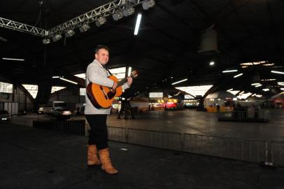  CAXIAS DO SUL, RS, BRASIL (15/09/2017). Paulinho Silva, cantor tradicionalista, relata as agruras no mundo da música. Semana Farroupilha. (Roni Rigon/Pioneiro).