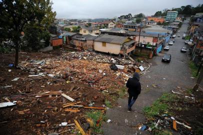  CAXIAS DO SUL, RS, BRASIL 15/09/2017Lixo deixado na desapropriação das famílias nas margens da rodovia ERS-465, Rota do Sol. Bairro Santa fé. (Felipe Nyland/Agência RBS)