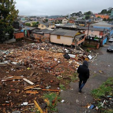  CAXIAS DO SUL, RS, BRASIL 15/09/2017Lixo deixado na desapropriação das famílias nas margens da rodovia ERS-465, Rota do Sol. Bairro Santa fé. (Felipe Nyland/Agência RBS)